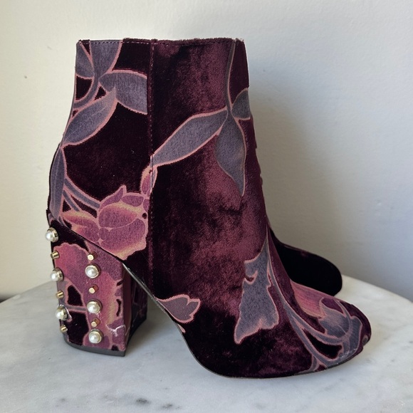 STEVE MADDEN Velvet Rhinestone Floral Heeled Boots size 7.5 - Picture 1 of 11